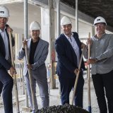 La première pierre du chantier de construction du campus de l’Ecole de Design et Haute Ecole d’Art et de l’Ecole de couture du Valais à Sierre a été posée